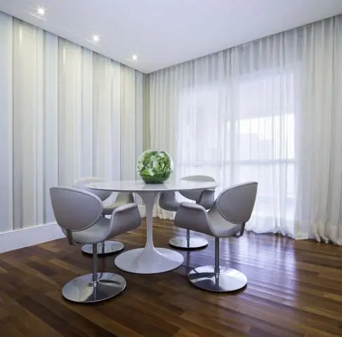 Sala de estar com mesa redonda branca e cadeiras combinando Projeto de Lidiane Lourenço