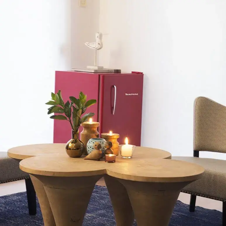 Sala de estar com mini geladeira colorida retrô Projeto de D2N Arquitetura