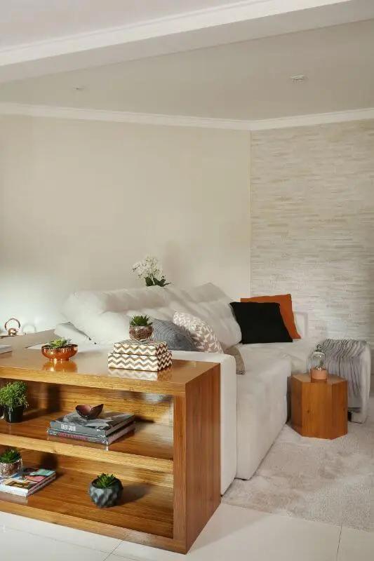 Sala de estar com sofá retratil e reclinável Projeto de Bianchi Lima