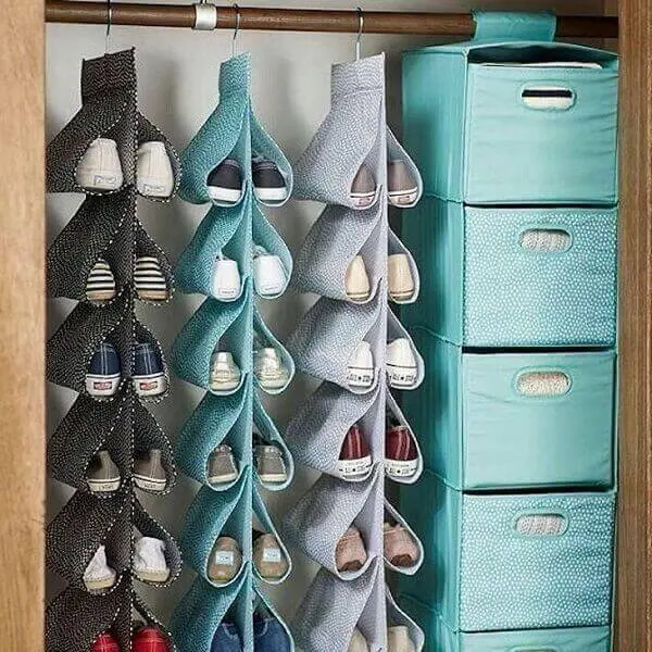 Sapatos organizados dentro do armário