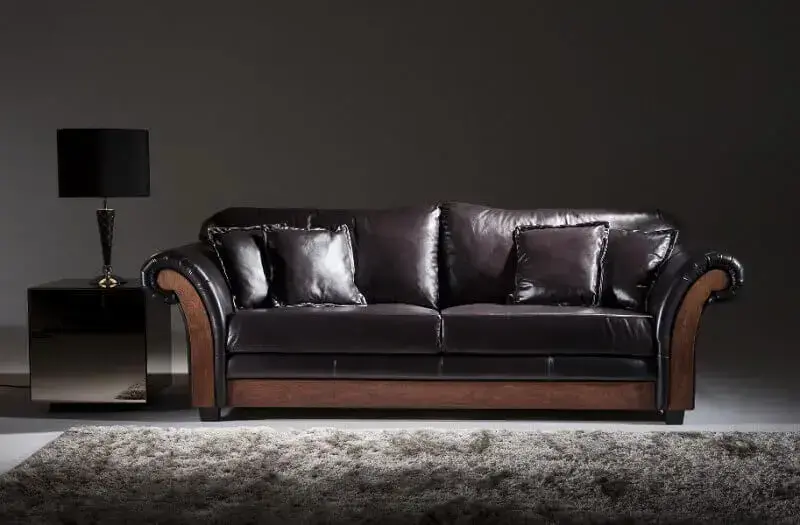 Tapete cinza e sofá de couro preto estilo provençal