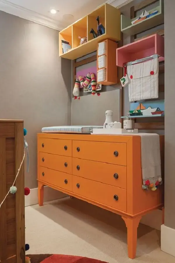 Traga um toque de cor para o quarto e invista em uma cômoda retrô laranja. Fonte: Pinterest
