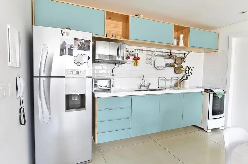 armário de cozinha de parede com portas azuis em cozinha compacta