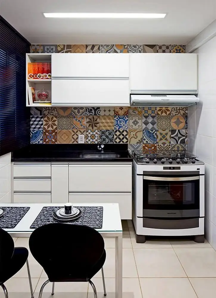 armário de cozinha pequeno com azulejo hidráulico