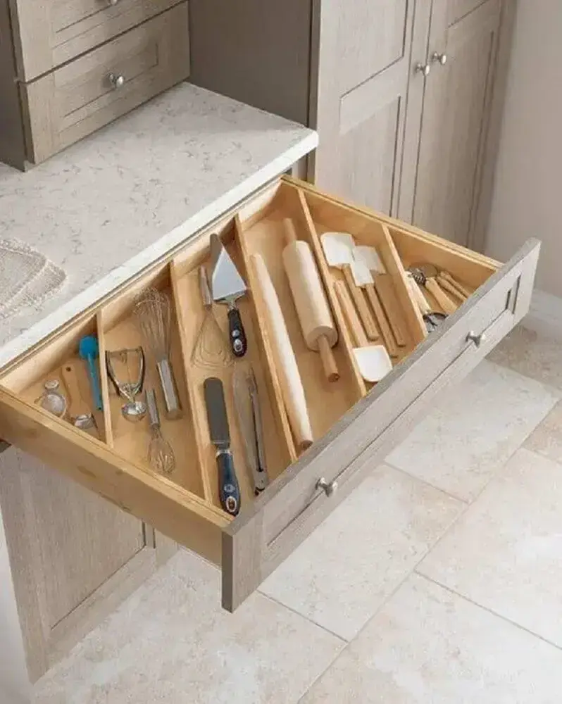 armário de cozinha planejado com gaveta com divisórias de madeira