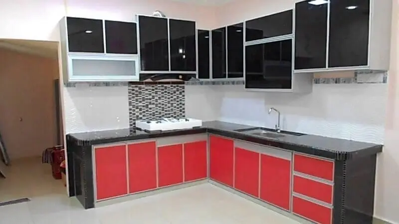armário de cozinha planejado preto e vermelho