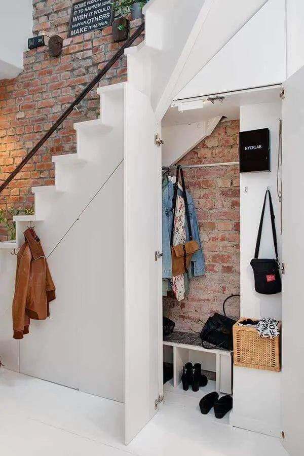 armário embaixo da escada para roupas