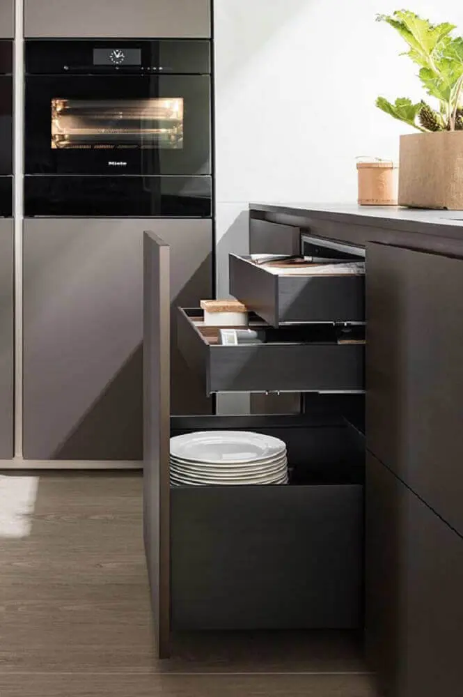 armários de cozinha planejados com gavetas de tamanhos diferentes