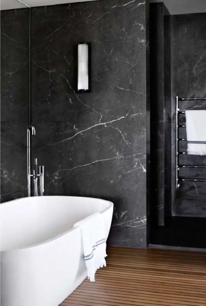 banheiro decorado com granito preto via láctea