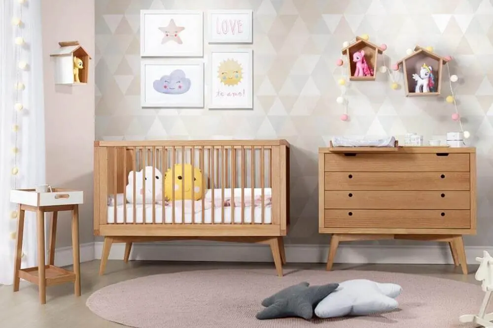 berço com cômoda no estilo retrô para quarto de bebê decorado com tons neutros