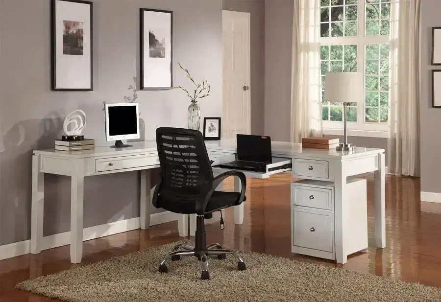 bisô branco para escritório com cadeira preta
