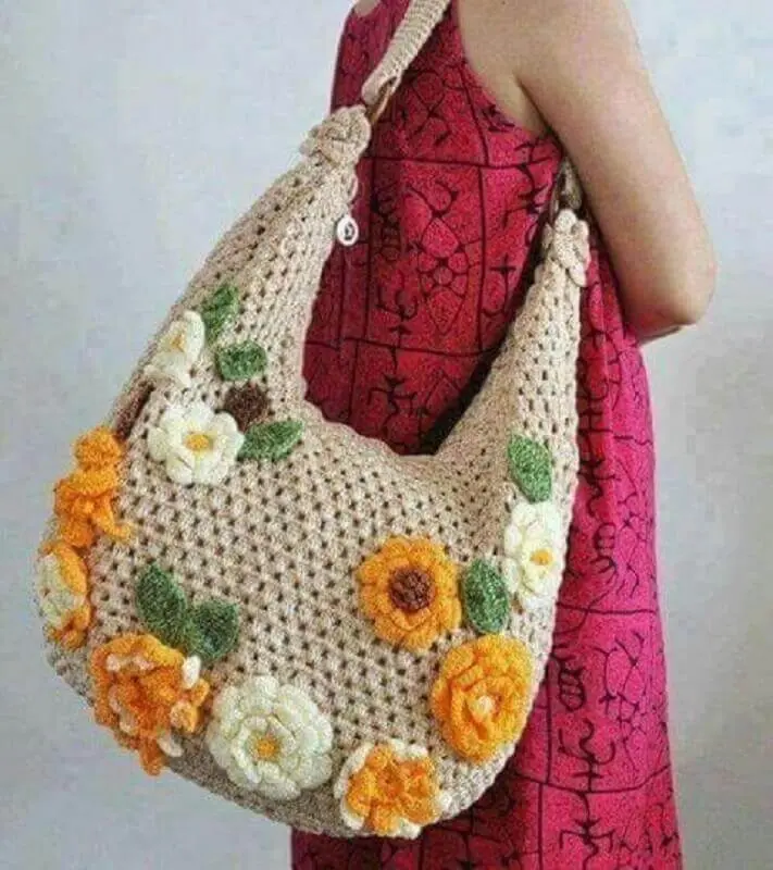 bolsa com flores e folhas de crochê para aplicação