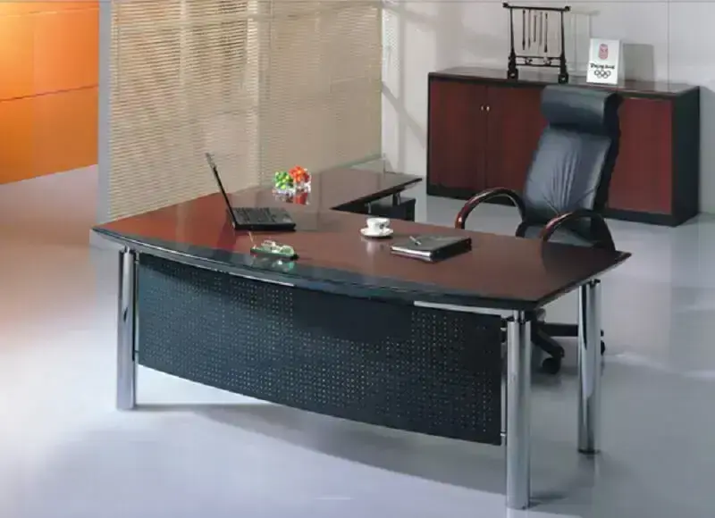 cadeira de couro e mesa birô para escritório