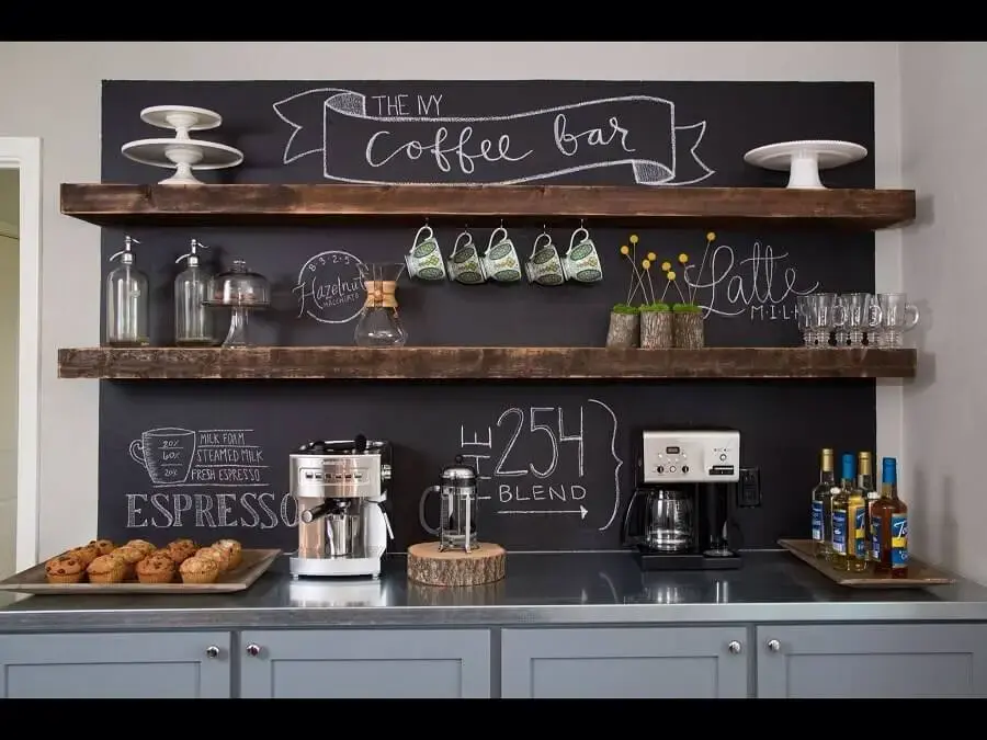 cantinho do café decorado com prateleiras de madeira e parede de tinta lousa Foto Tools & Tweens