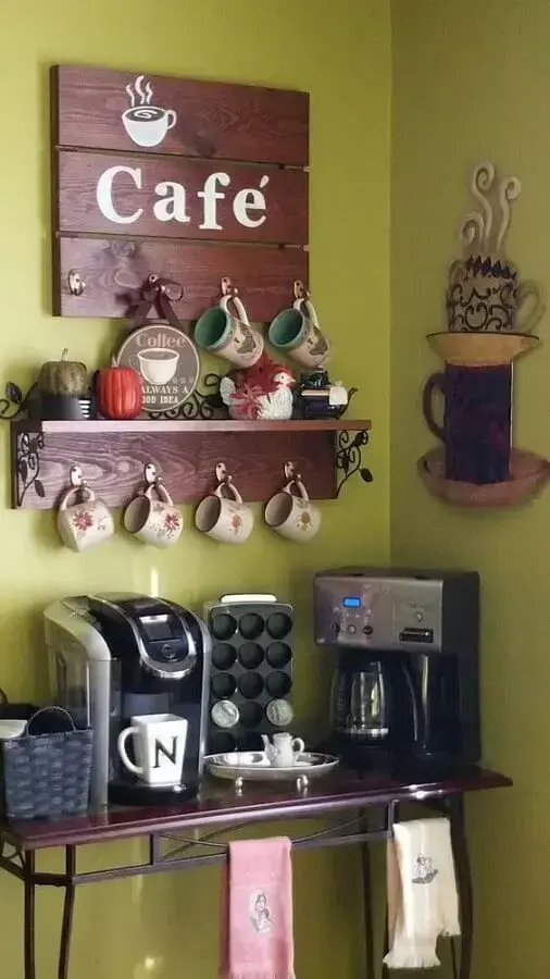 cantinho do café simples decorado com prateleira de madeira Foto Pinterest