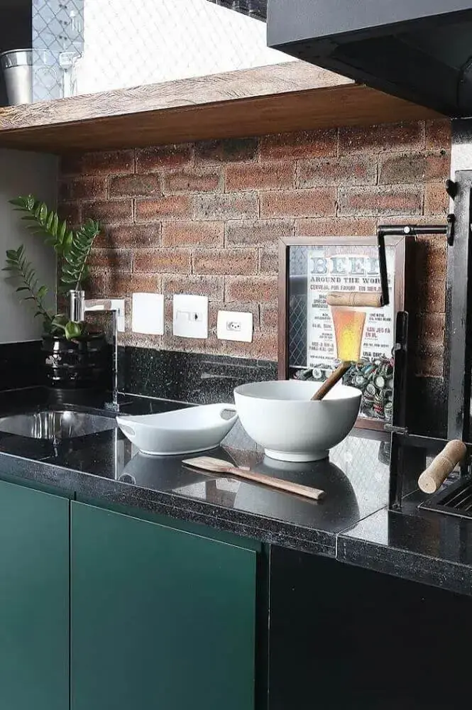 cozinha com granito preto são gabriel e papel de parede de tijolinho