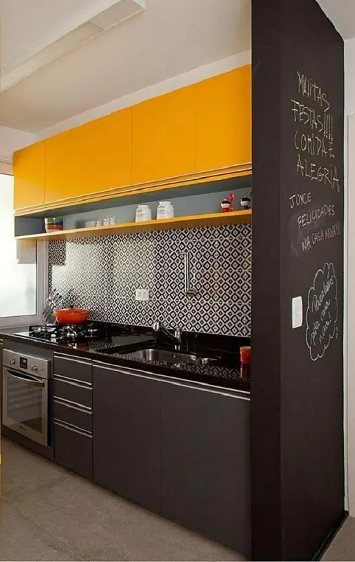 cozinha compacta com azulejo hidráulico e armário de cozinha de parede amarelo