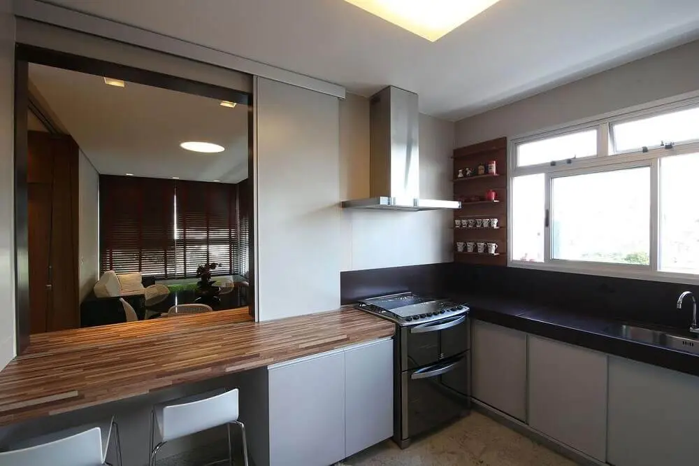 cozinha compacta com balcão de madeira e balcão preto