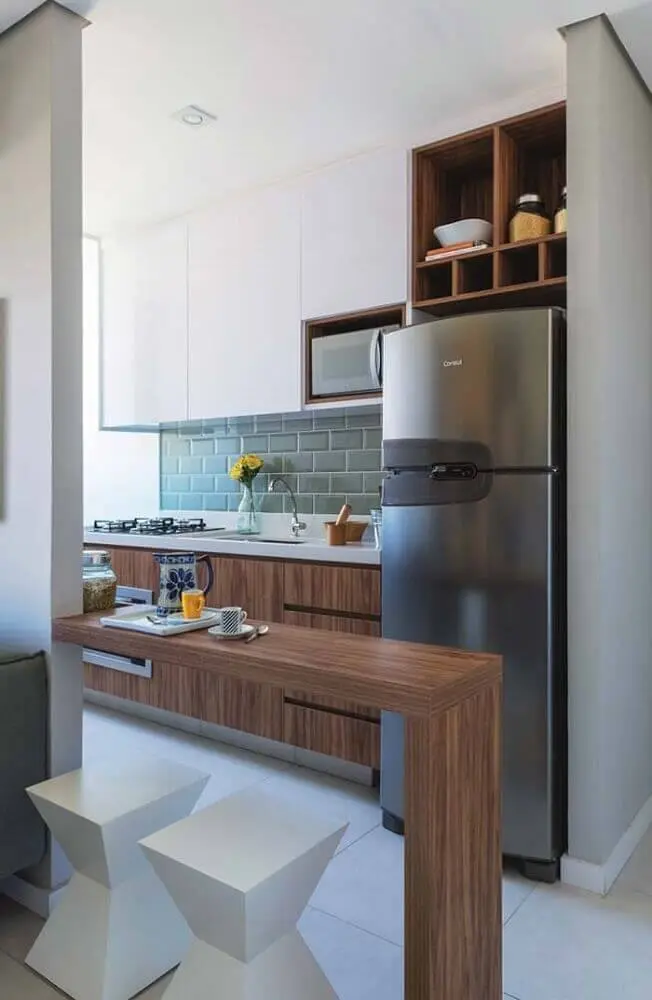 cozinha compacta com balcão de madeira