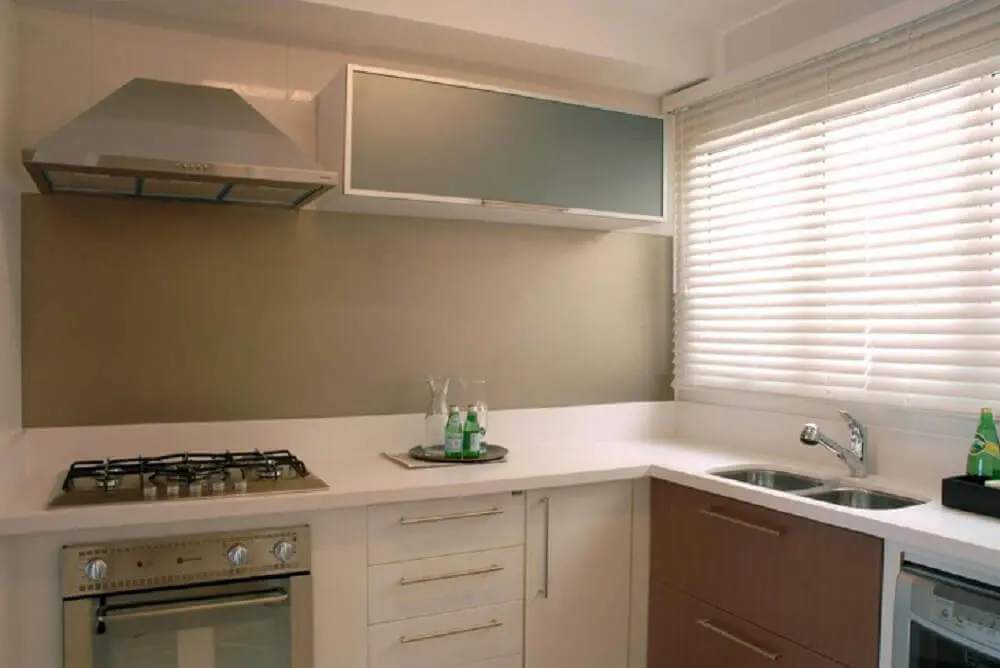 cozinha compacta com balcão e decoração simples