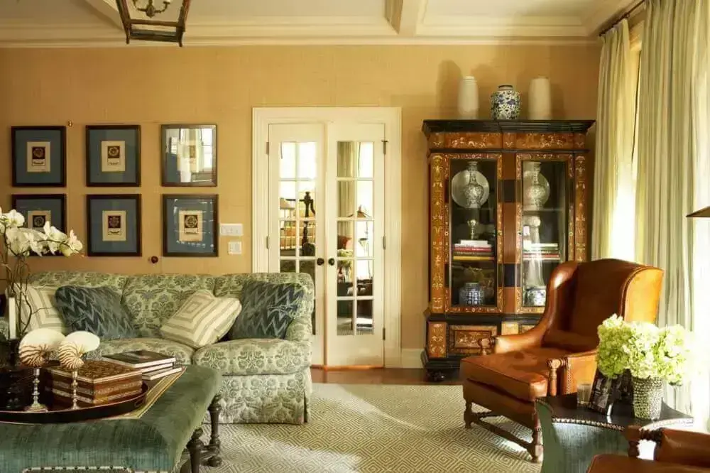 cristaleira antiga para decoração de sala de estar