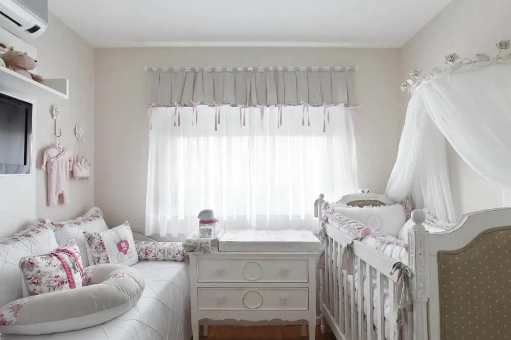 cômoda branca para decoração de quarto de bebê