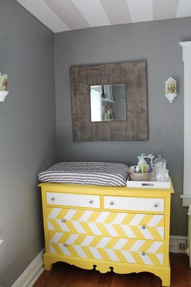 cômoda para quarto de bebê amarela com trocador
