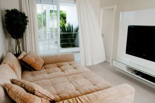 Decoração de sala de estar clean com sofá retrátil