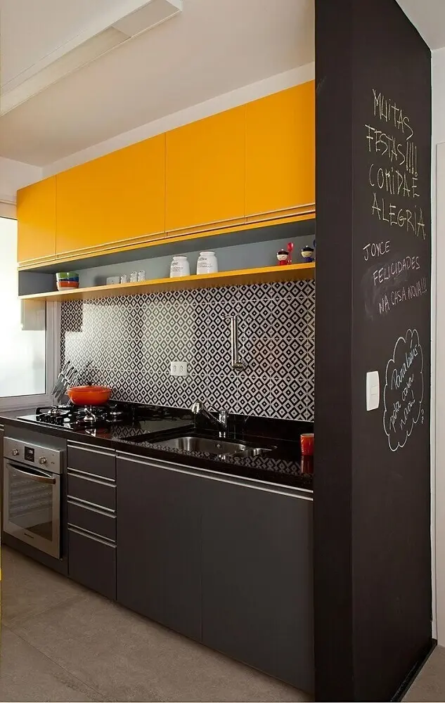 decoração amarela e preta para cozinha compacta com balcão preto