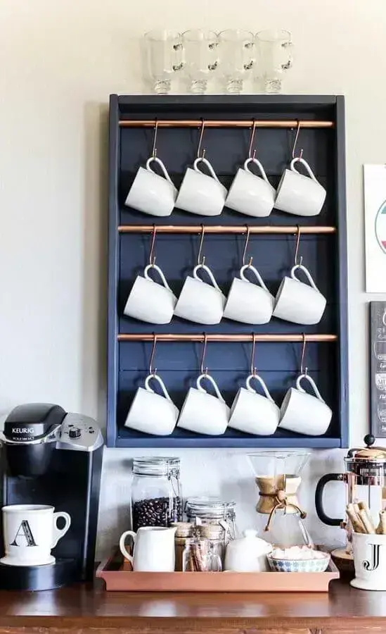 decoração cantinho do café com xícaras brancas penduradas Foto Pinterest