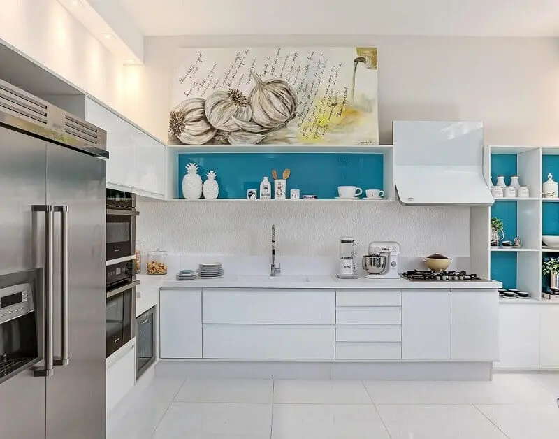 decoração clean com armário de cozinha planejado azul por dentro