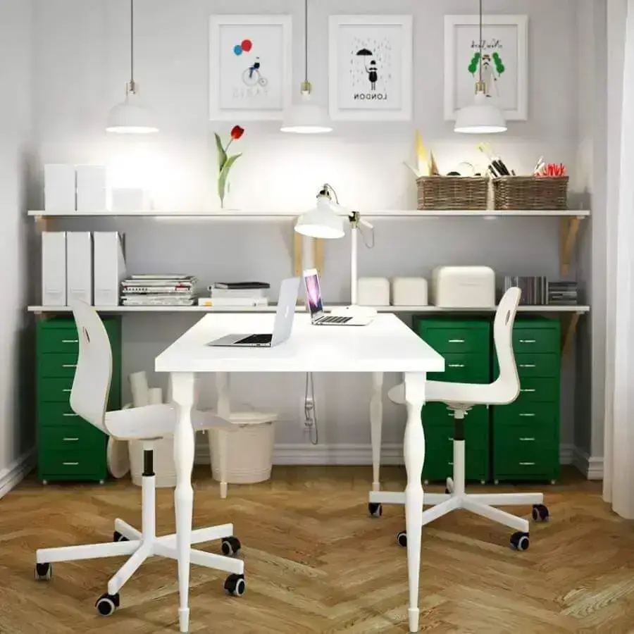 decoração clean com mesa e cadeira para escritório branca