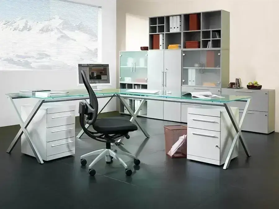 decoração clean com mesa para escritório com base de vidro