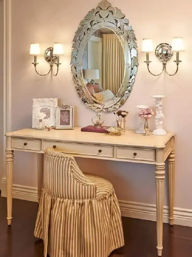 decoração clássica com penteadeira com espelho oval