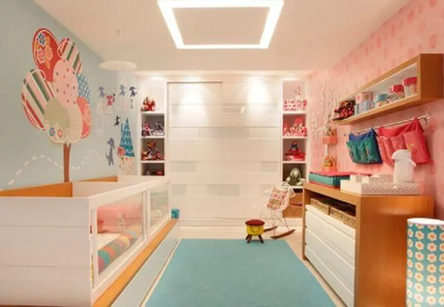 decoração colorida com cômoda infantil de madeira