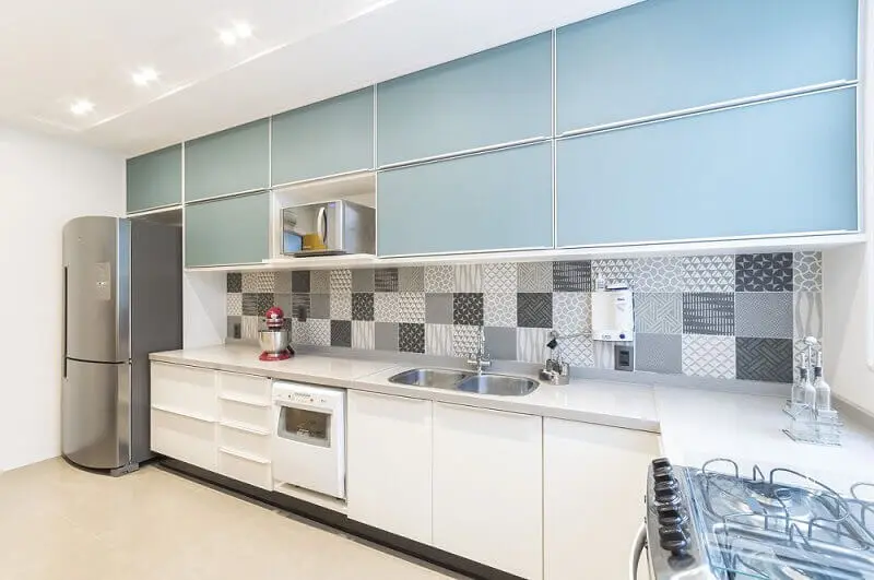 decoração com armário de cozinha de parede azul marcenaria planejada