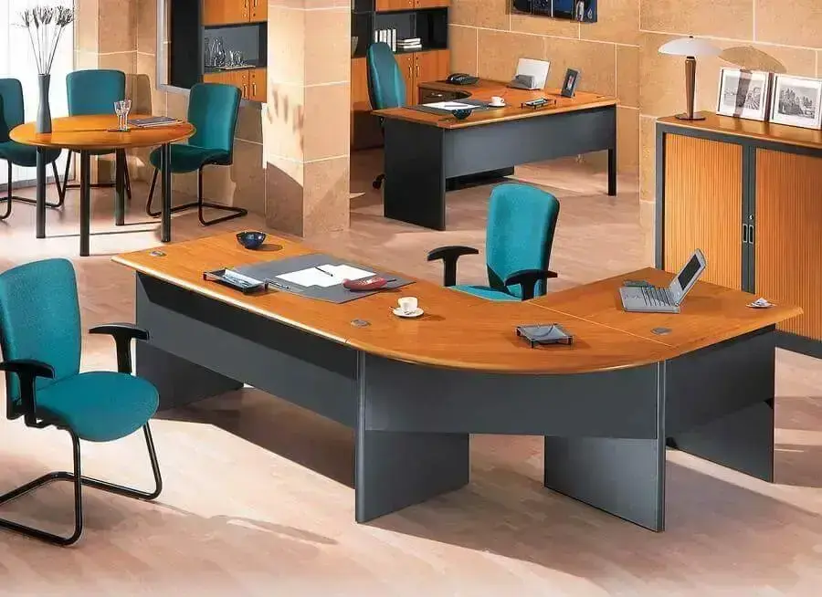 decoração com birô para escritório com cadeiras azuis