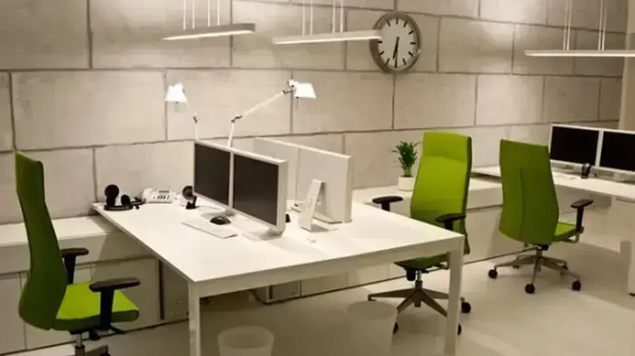 decoração com cadeiras verdes e mesa para escritório branca