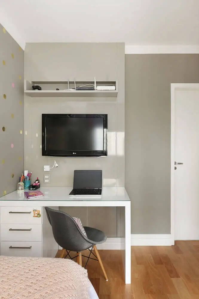 escrivaninha para quarto pequeno com adesivo de bolinhas nas paredes