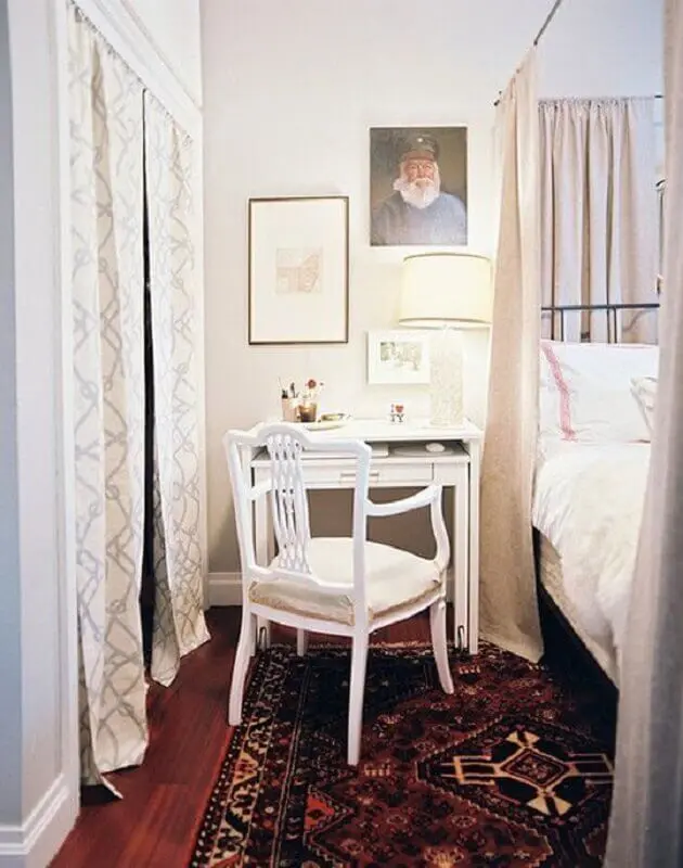 decoração com escrivaninha pequena para quarto com cama com dossel