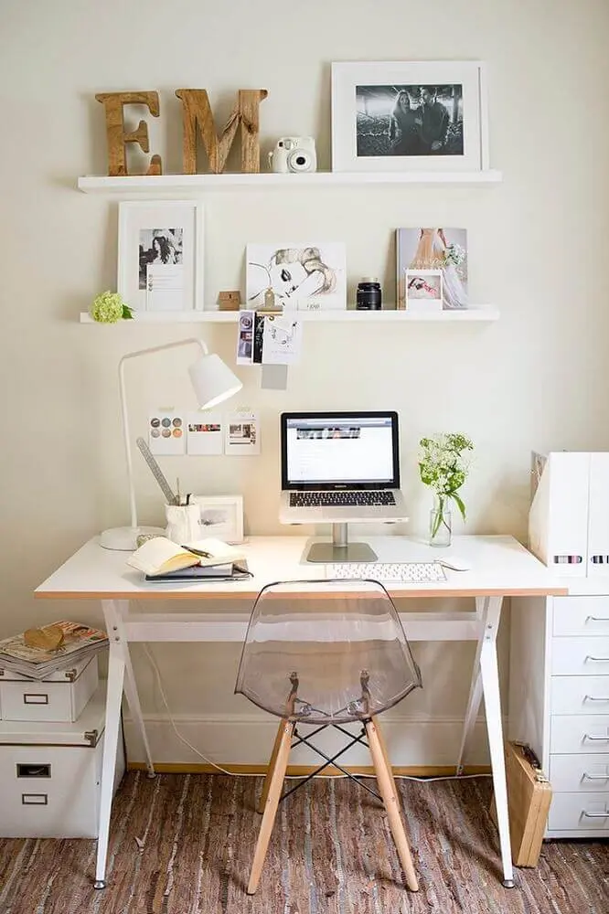 decoração com escrivaninha simples branca para ambiente clean