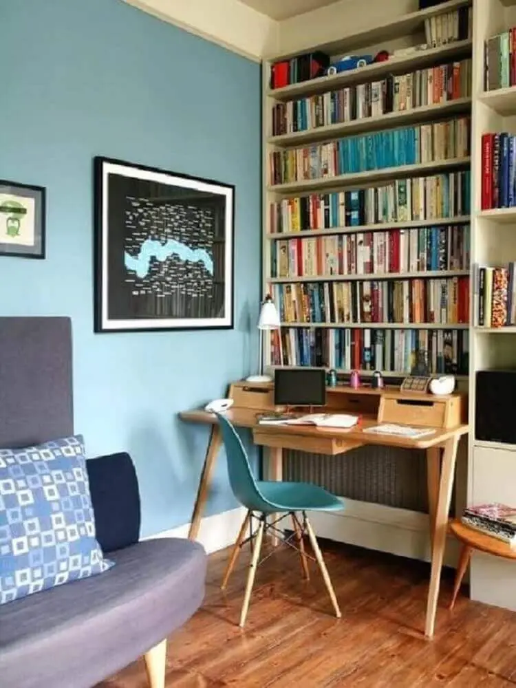 decoração sala de estar com escrivaninha simples de madeira e estante de livros