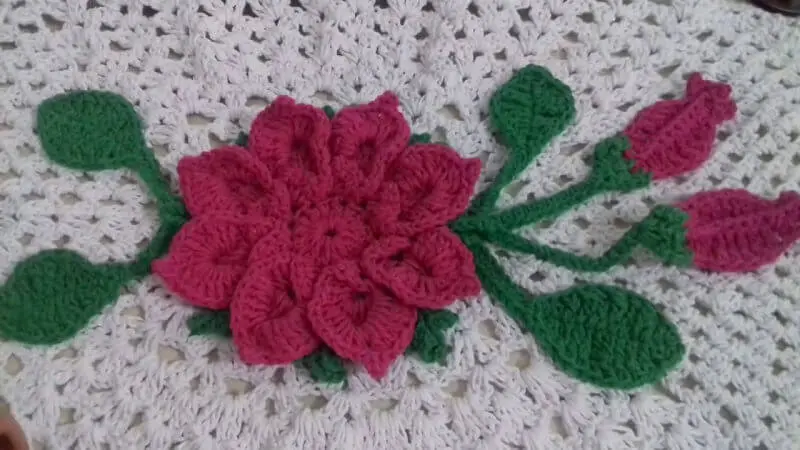 decoração com flores e folhas de crochê para aplicação