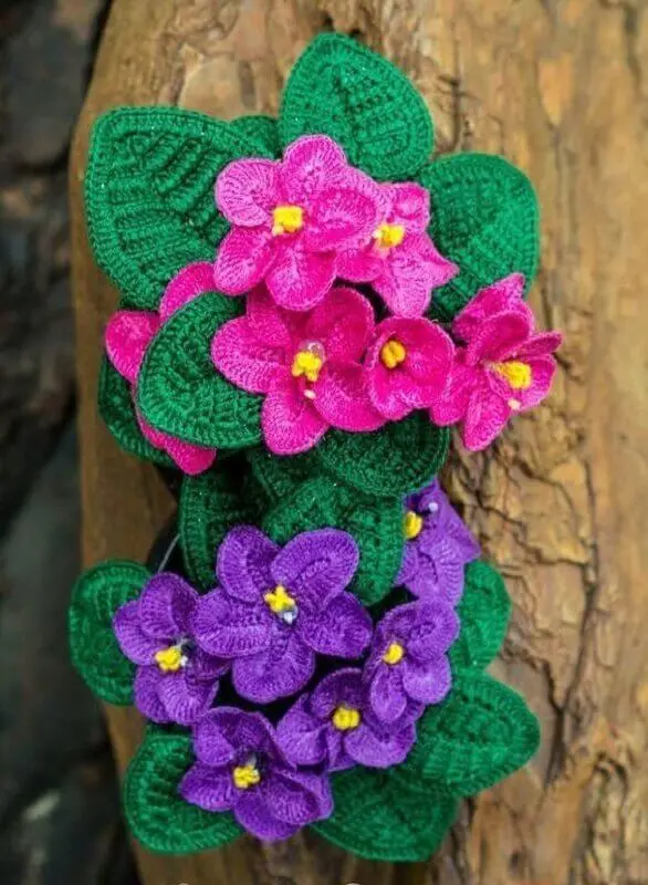 decoração com flores e folhas de crochê