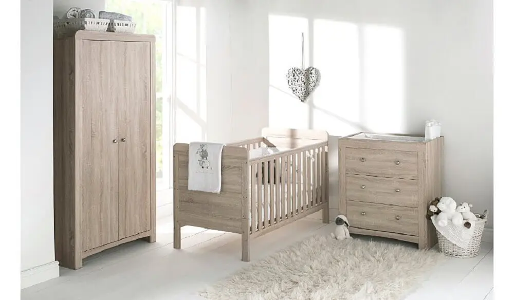 guarda roupa e cômoda de bebê feitos de madeira