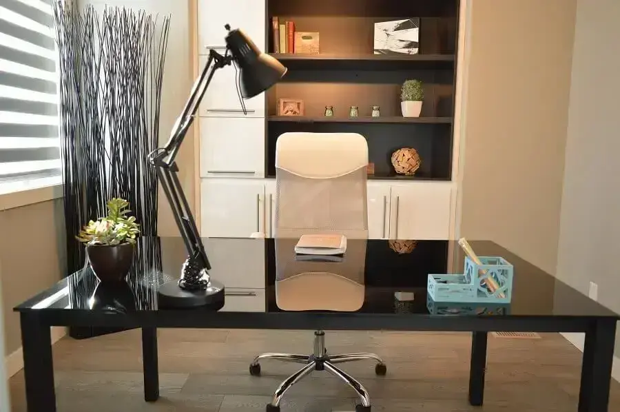 decoração com mesa para escritório preta e armário branco