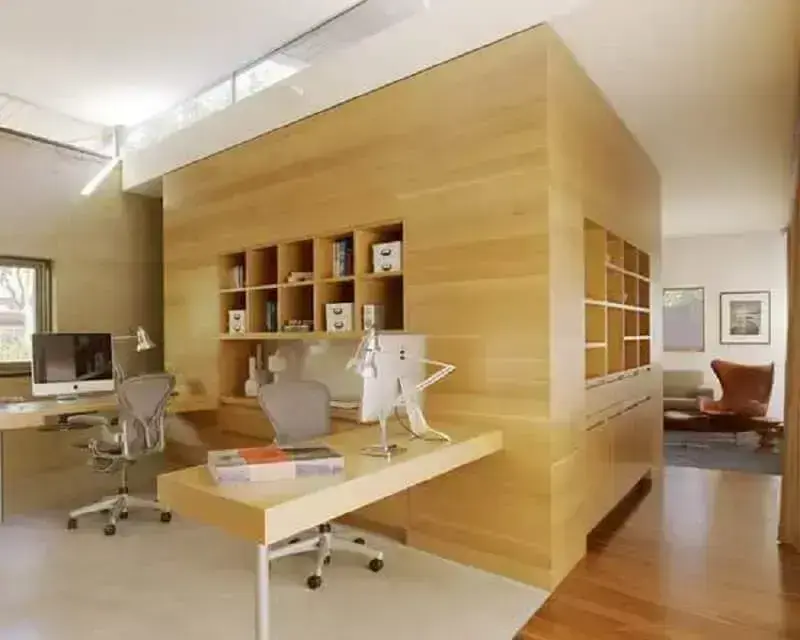 decoração com móveis para escritório feitos de madeira