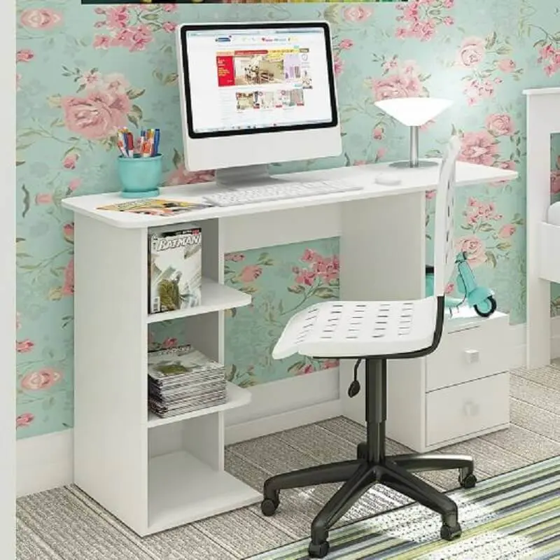 decoração com papel de parede floral e escrivaninha pequena e simples