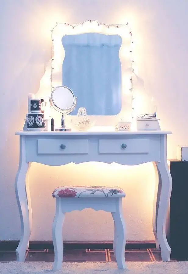 decoração com penteadeira branca e espelho com pisca pisca
