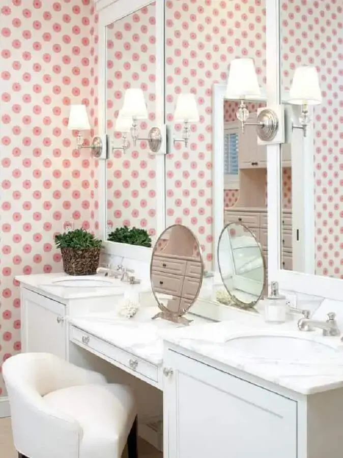 decoração com penteadeira com espelho branca e papel de parede floral